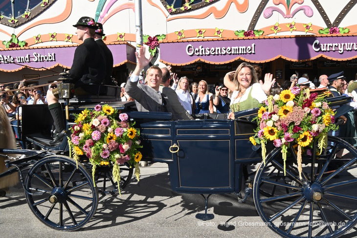 Einzug der Wiesnwirte - auch der 3. Büprgermeister und die Wiesnst